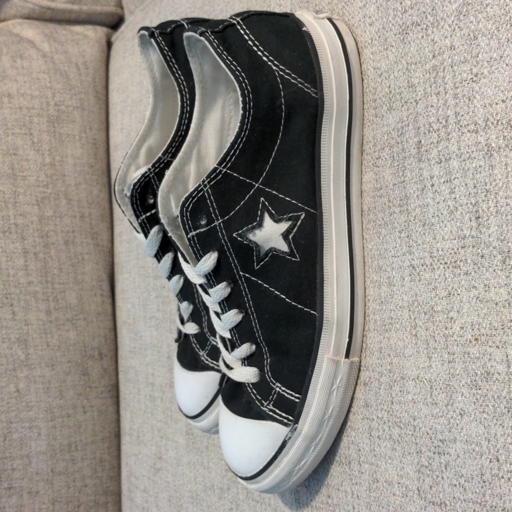 Converse one star black and white low tops size 8 in very good used condition